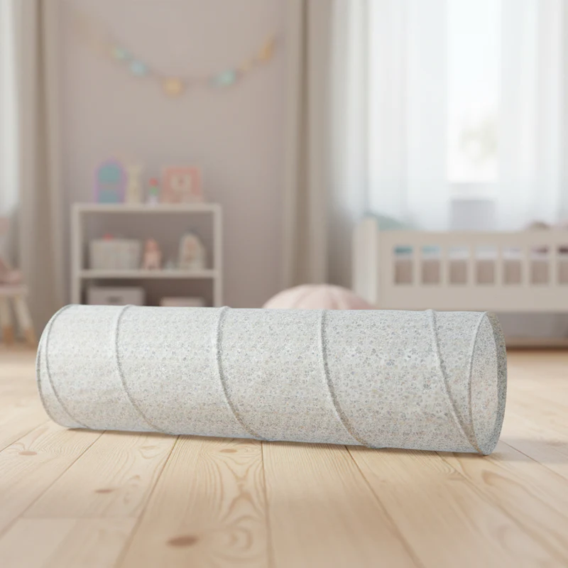 Rolo de espuma cinza claro com padrão em espiral no chão de madeira de um quarto