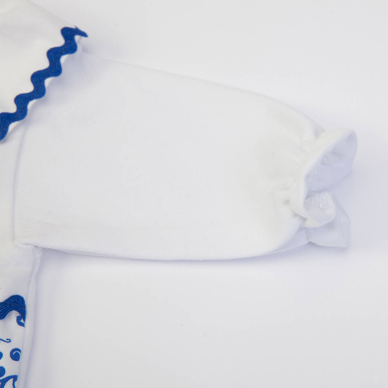 Manguito branco com punho elástico e detalhe azul