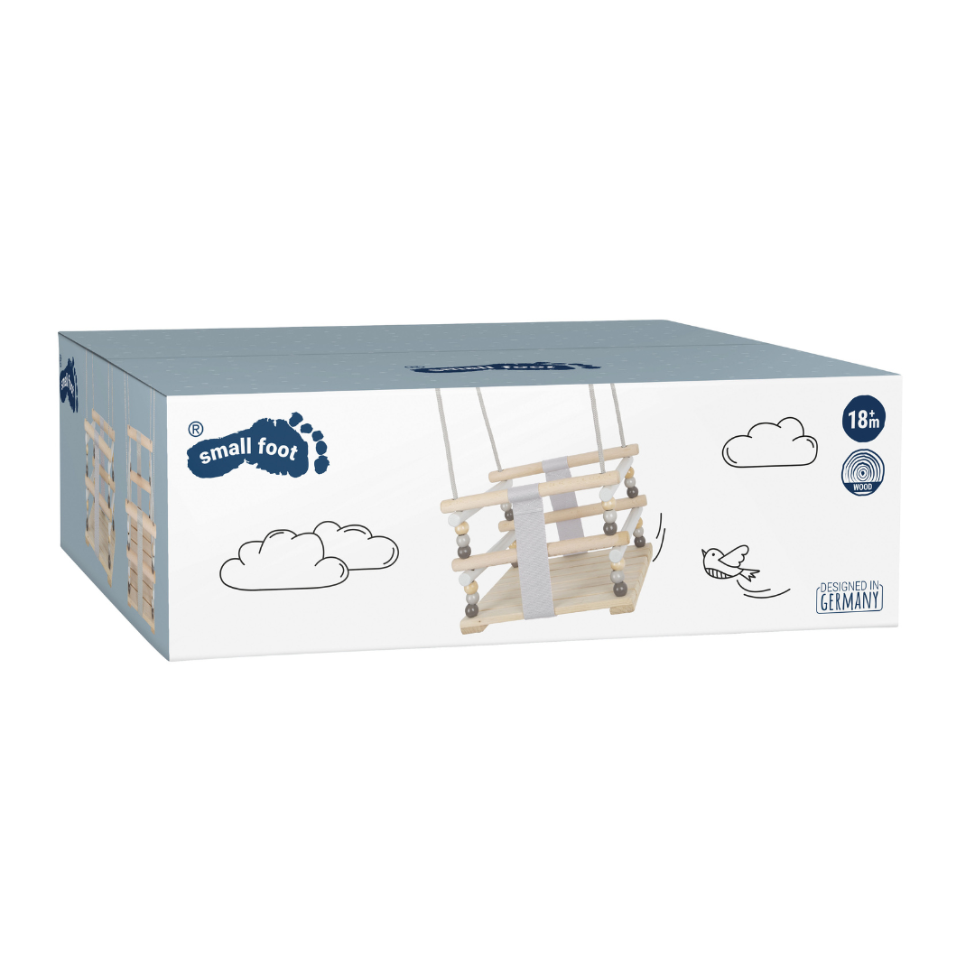 Caixa de baloiço infantil em madeira clara com cordas e contas.