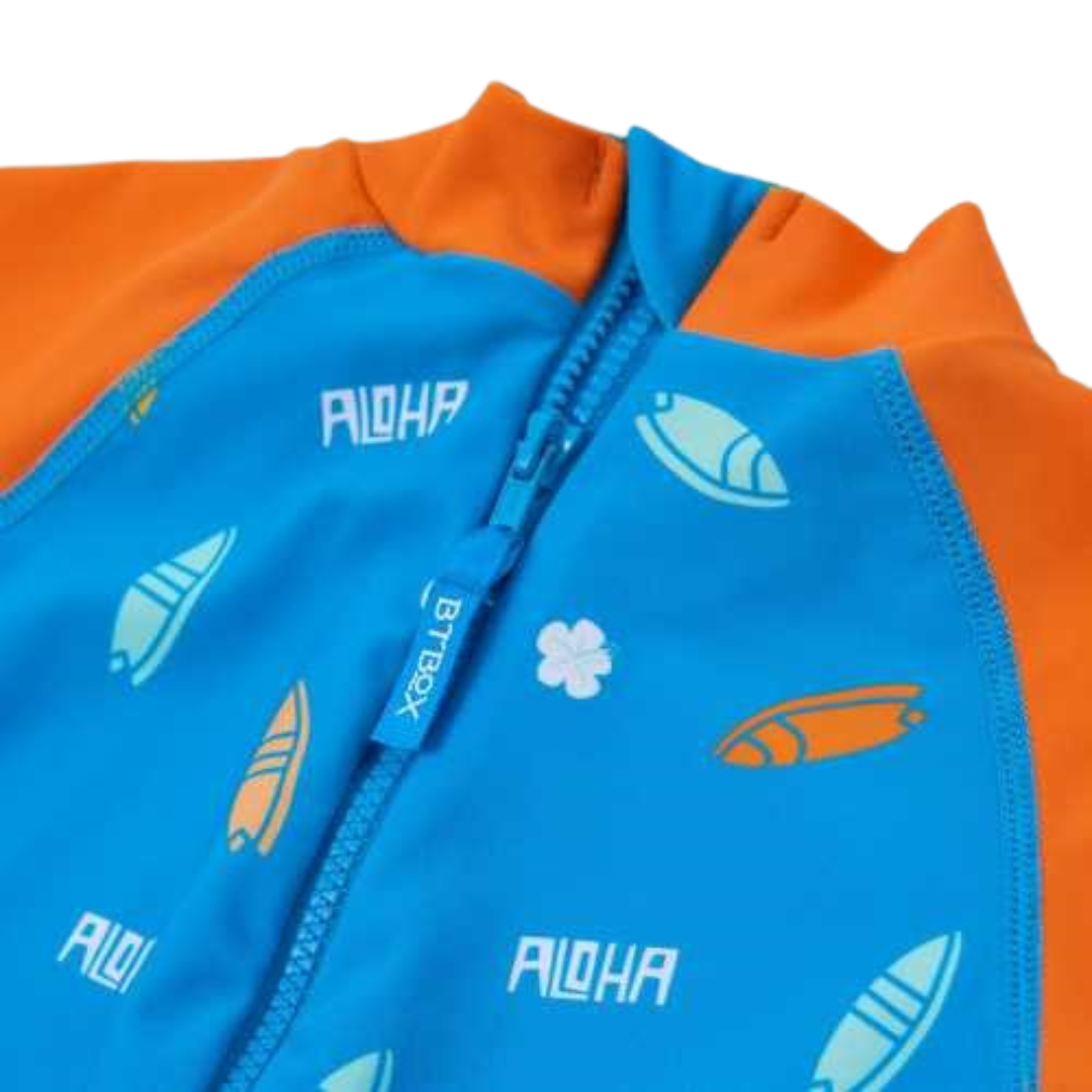 Roupa de criança azul e laranja com padrões de pranchas e texto ALOHA