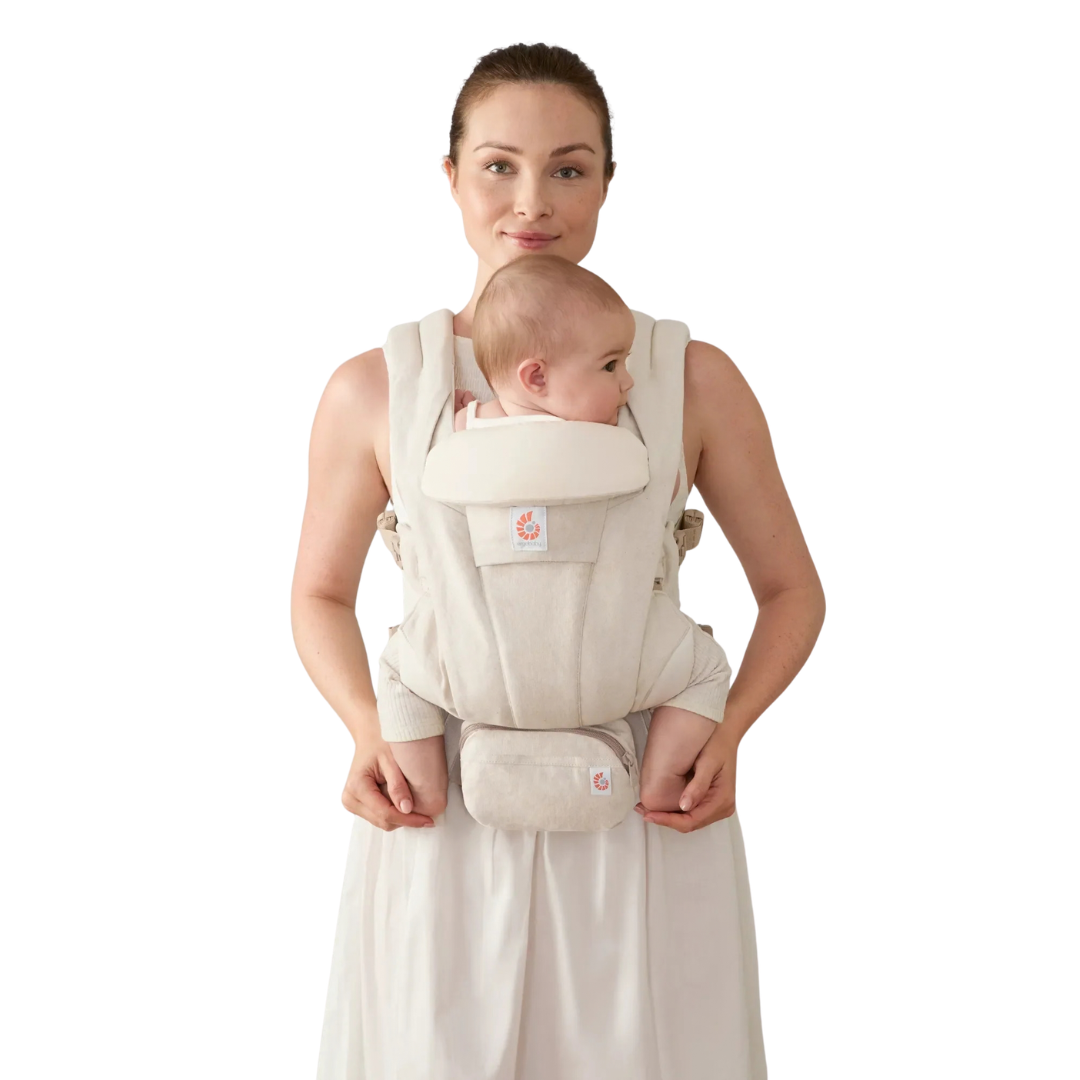 Mulher com vestido branco usando porta-bebés bege claro com bebé