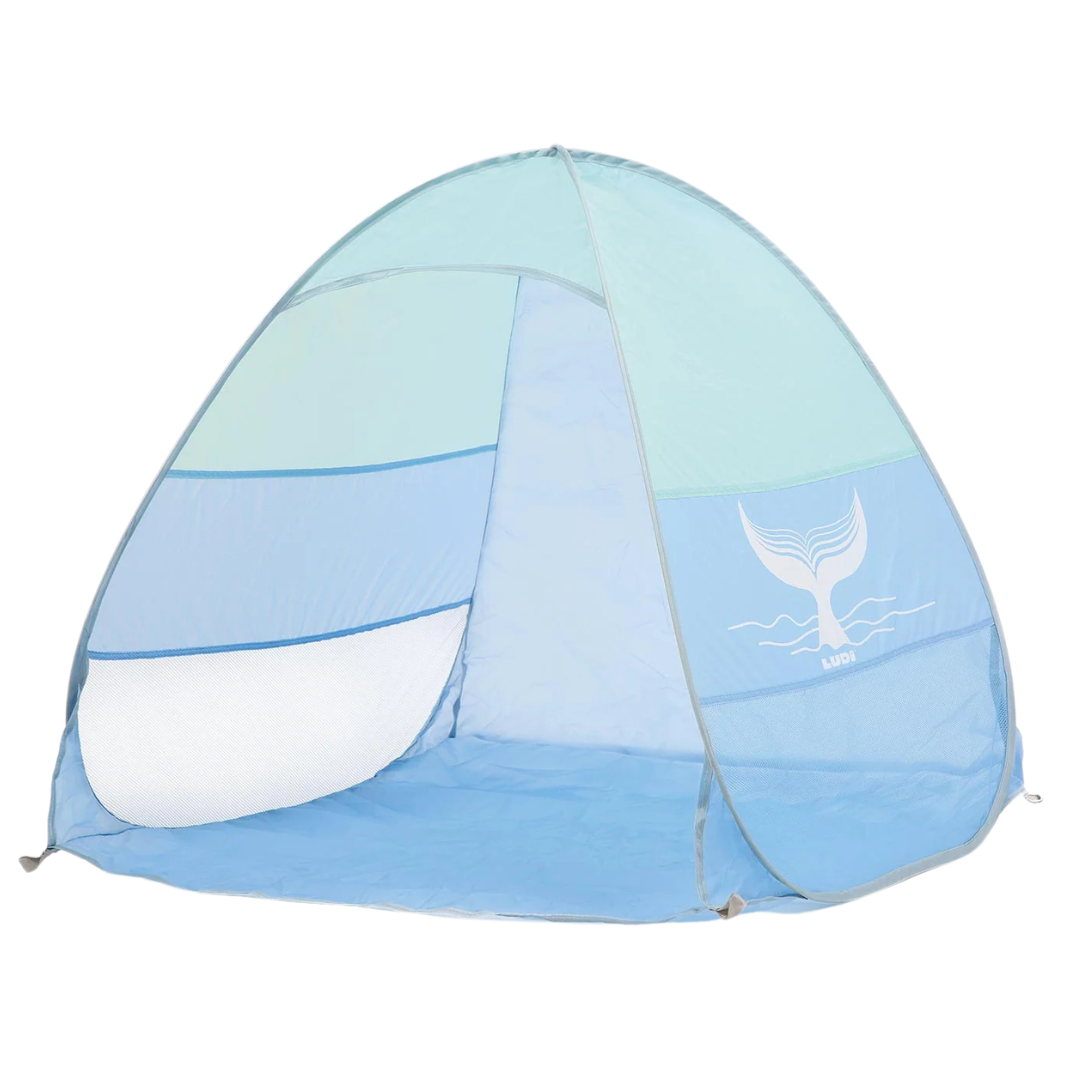 Tenda de praia azul clara com janelas de rede e desenho de cauda de baleia
