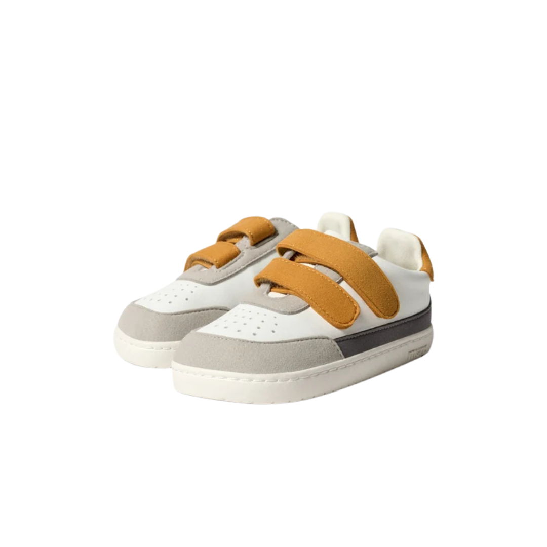 Ténis infantis branco, cinza e alaranjado com fechos de velcro