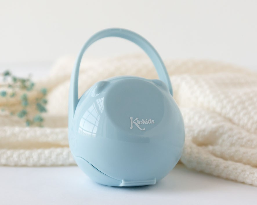 Brinquedo azul claro em forma de bola com alça e texto Kiokids