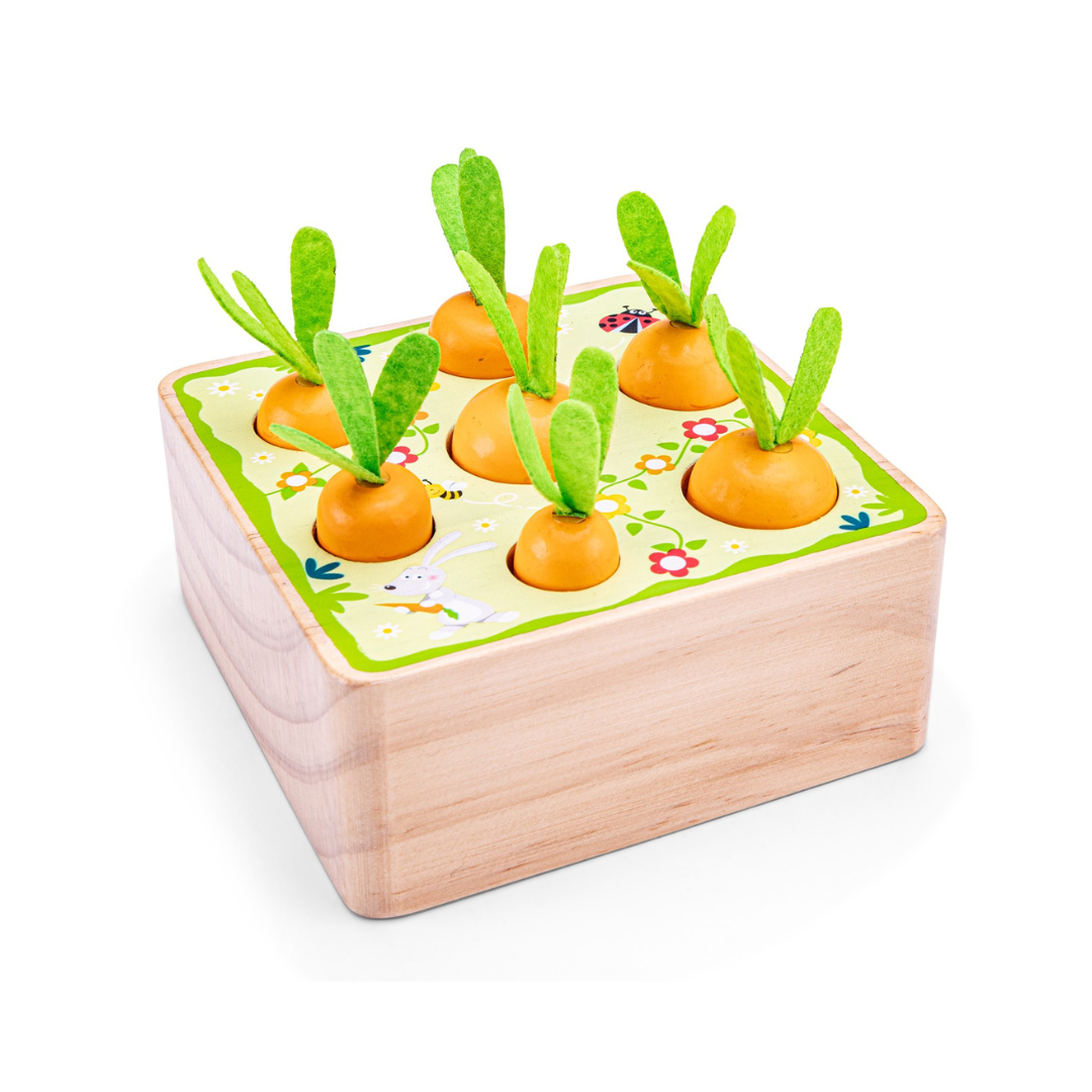 Brinquedo infantil de madeira com mini cenouras e desenhos coloridos na base