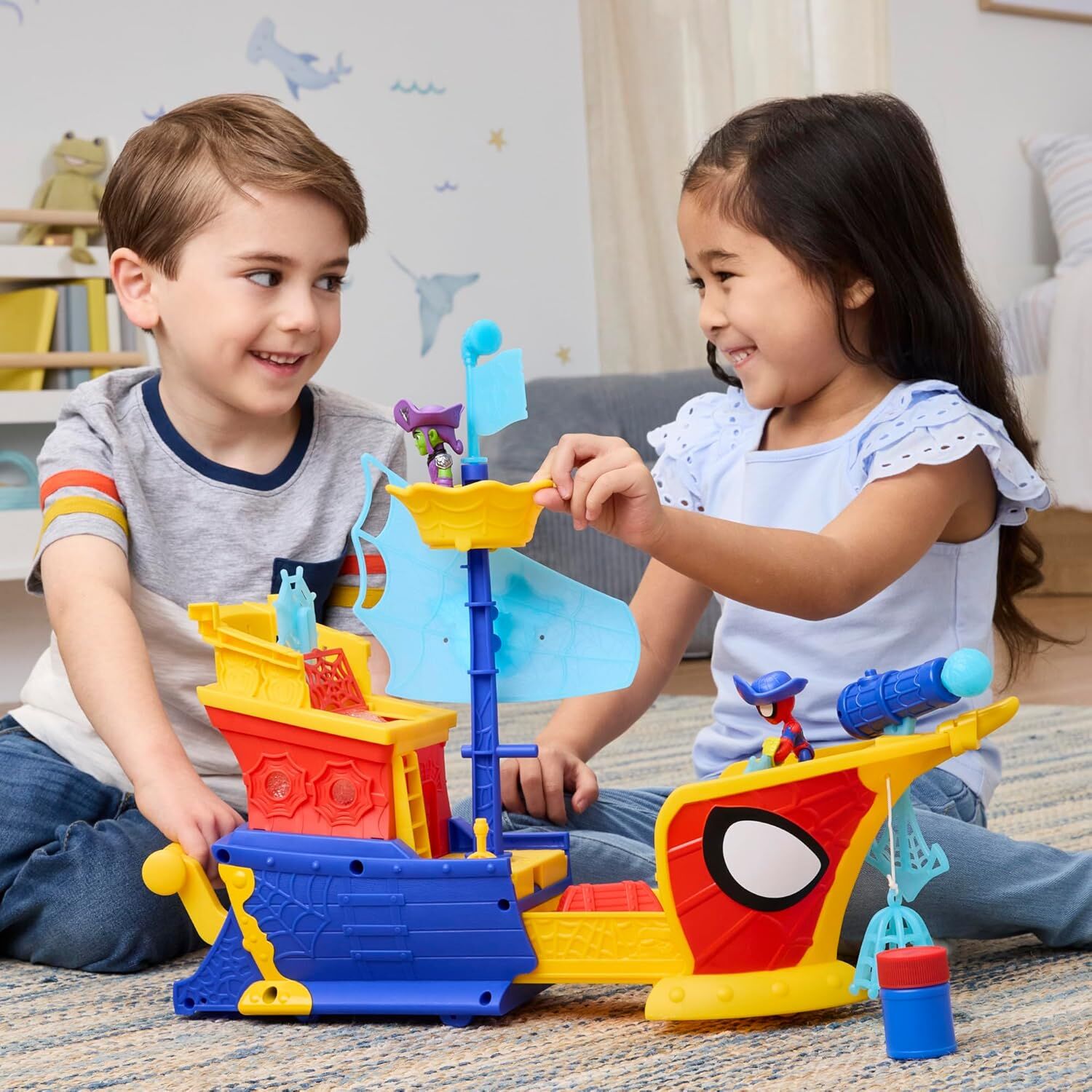 Crianças brincando com brinquedo navio colorido inspirado no Homem-Aranha