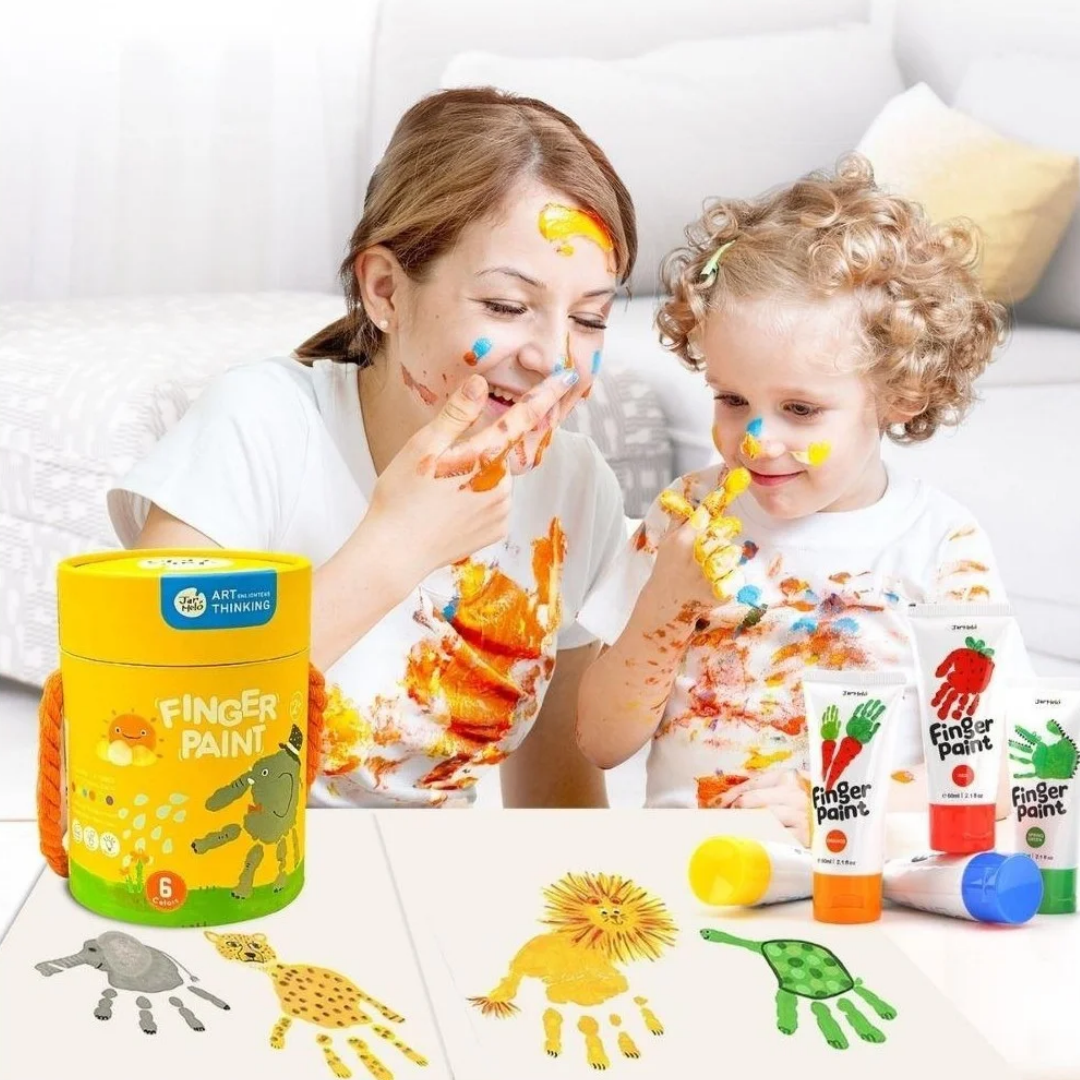 Criança e mulher com tinta de dedos colorida nas mãos e camisolas, tubos de tinta e embalagem amarela de tinta de dedos.