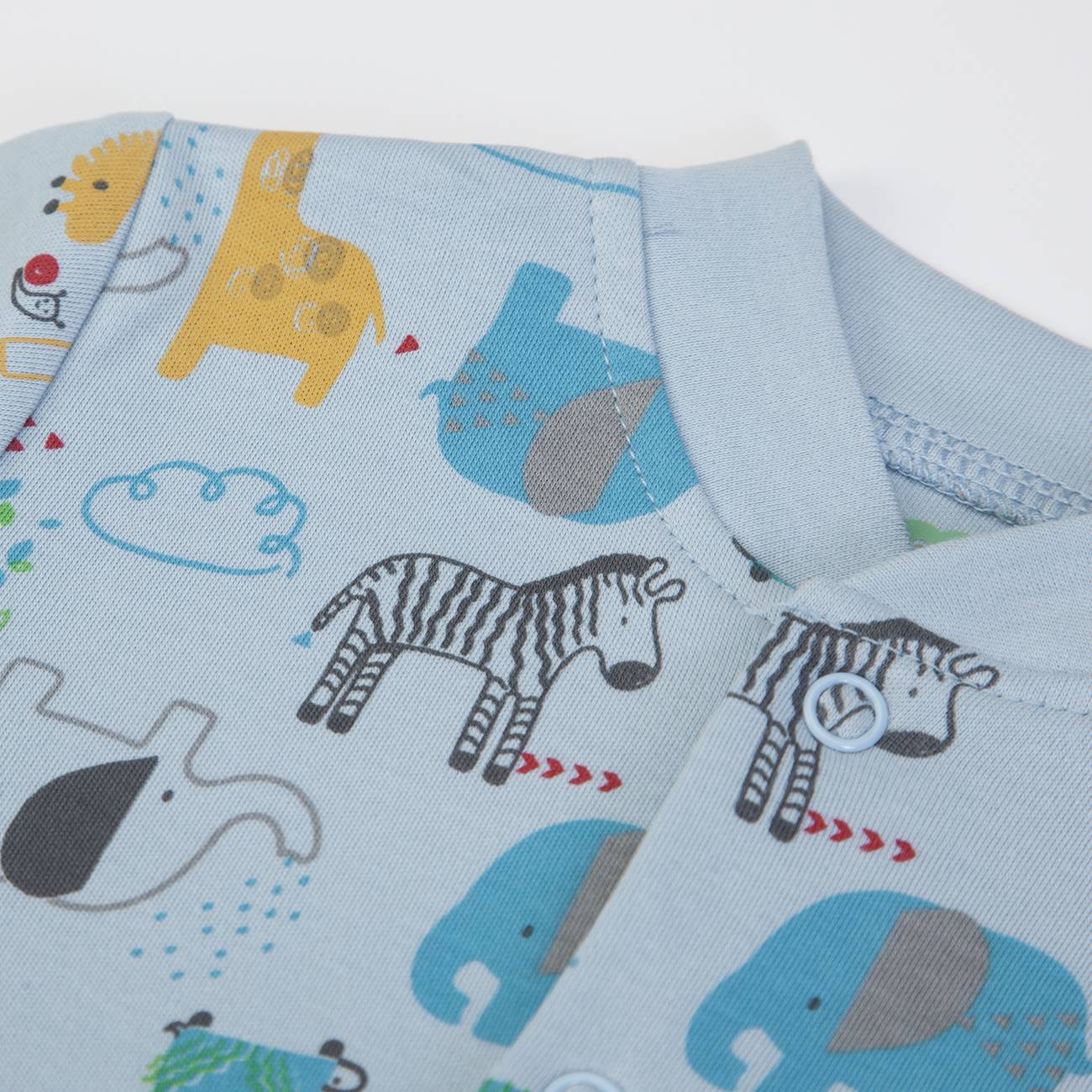 Pijama bebé azul claro com estampado de animais coloridos
