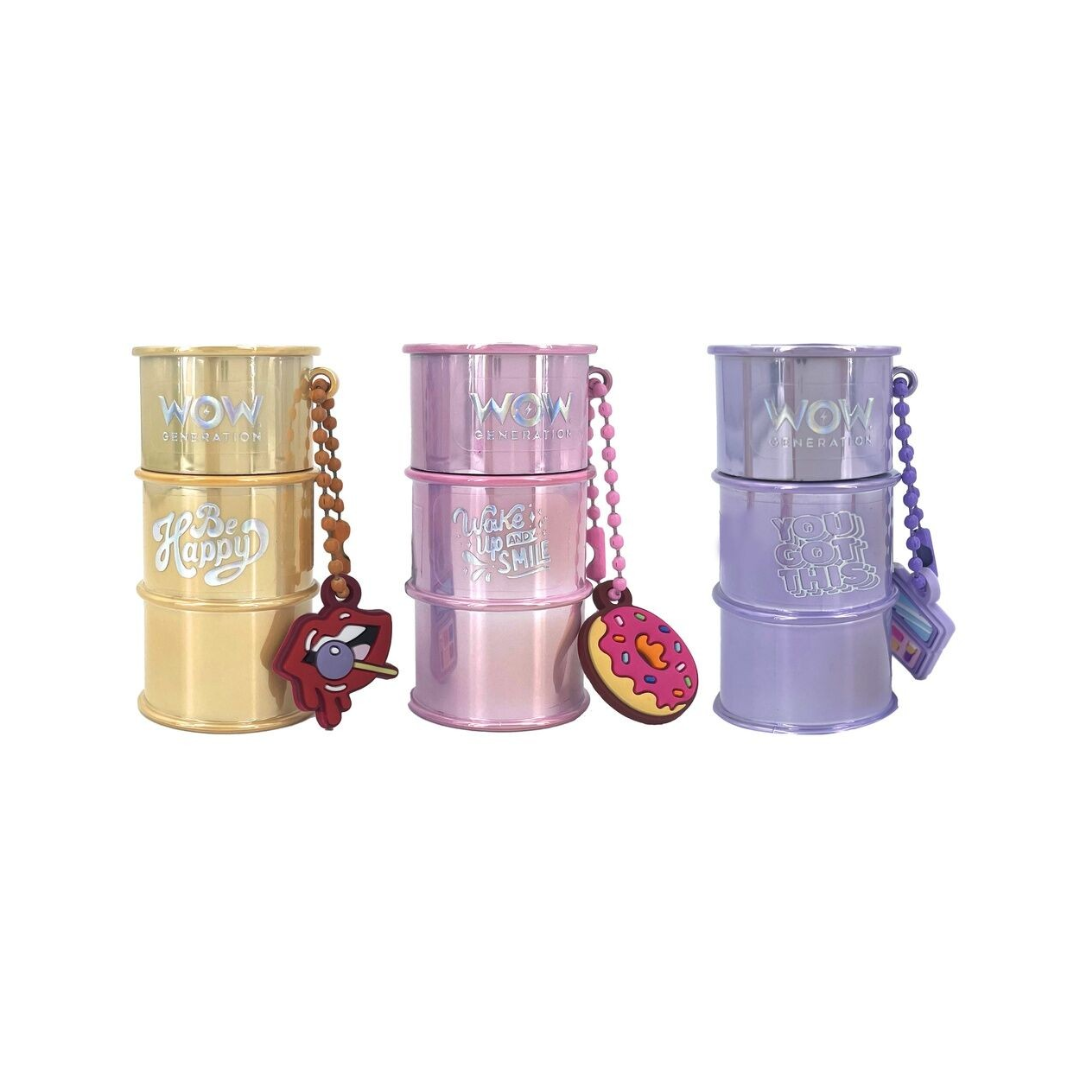 Três recipientes empilháveis coloridos com chaveiros e textos brancos