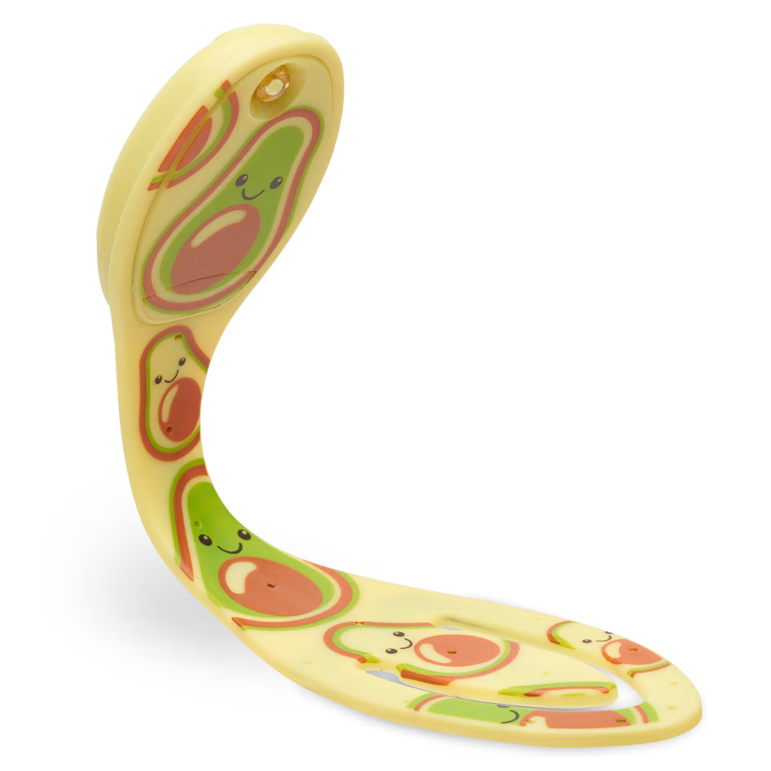 Produto de plástico amarelo com estampa de abacates sorridentes