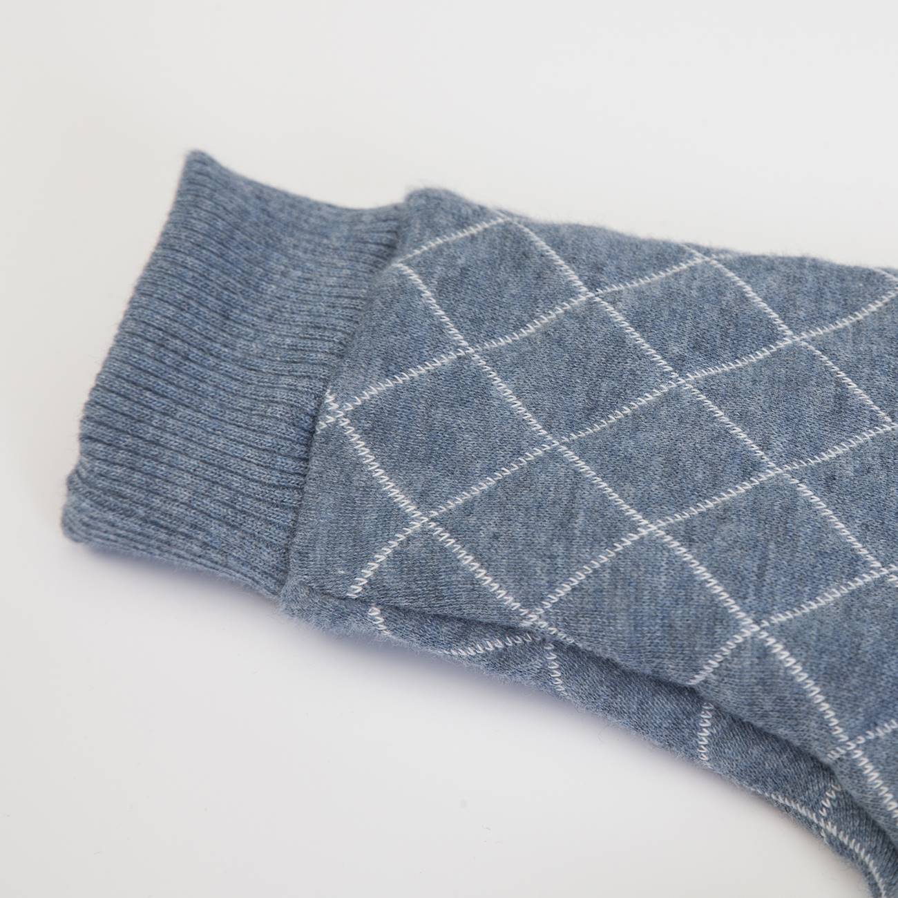 Meia azul com padrão xadrez e cano canelado