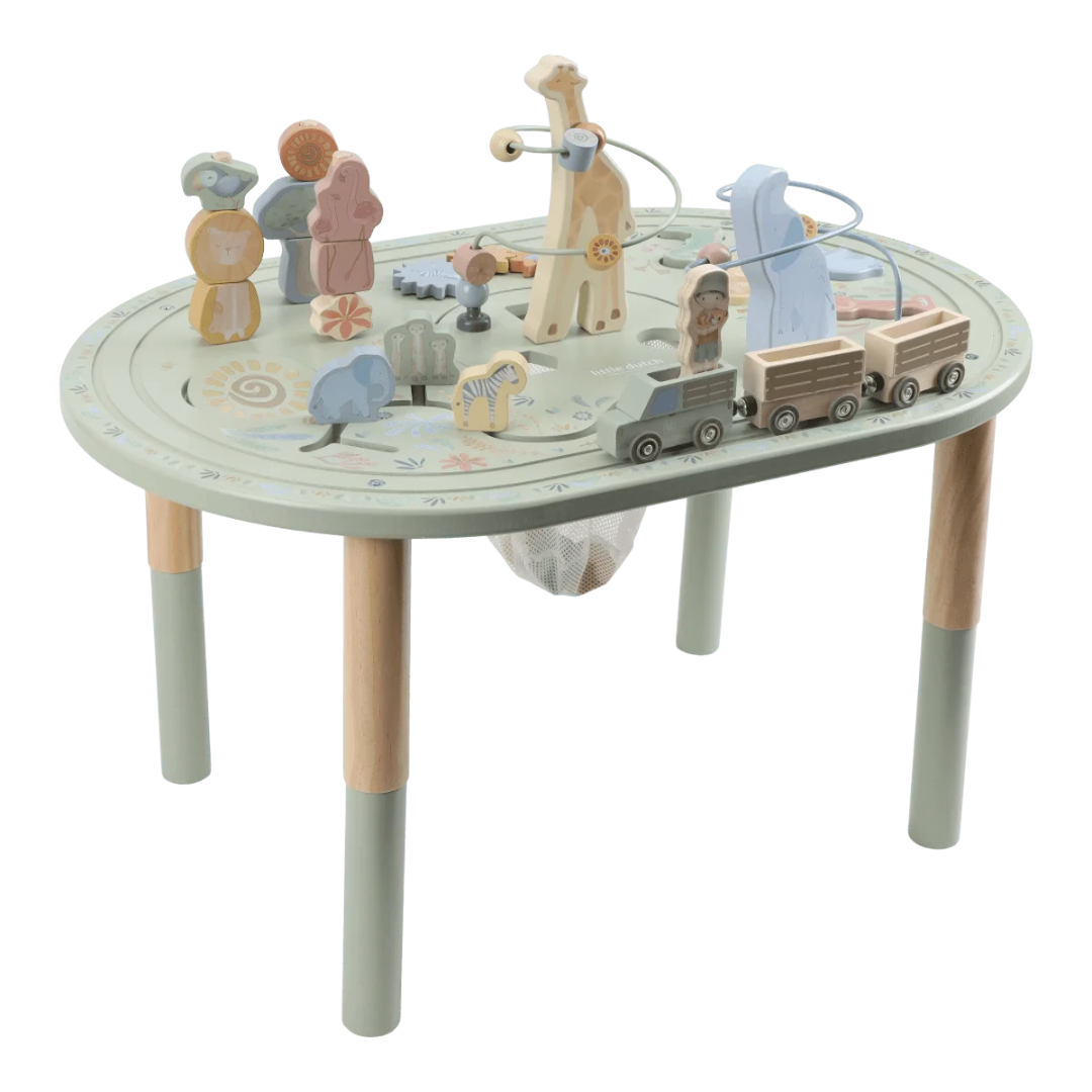 Mesa de brincadeira infantil com figuras de animais e comboio de madeira