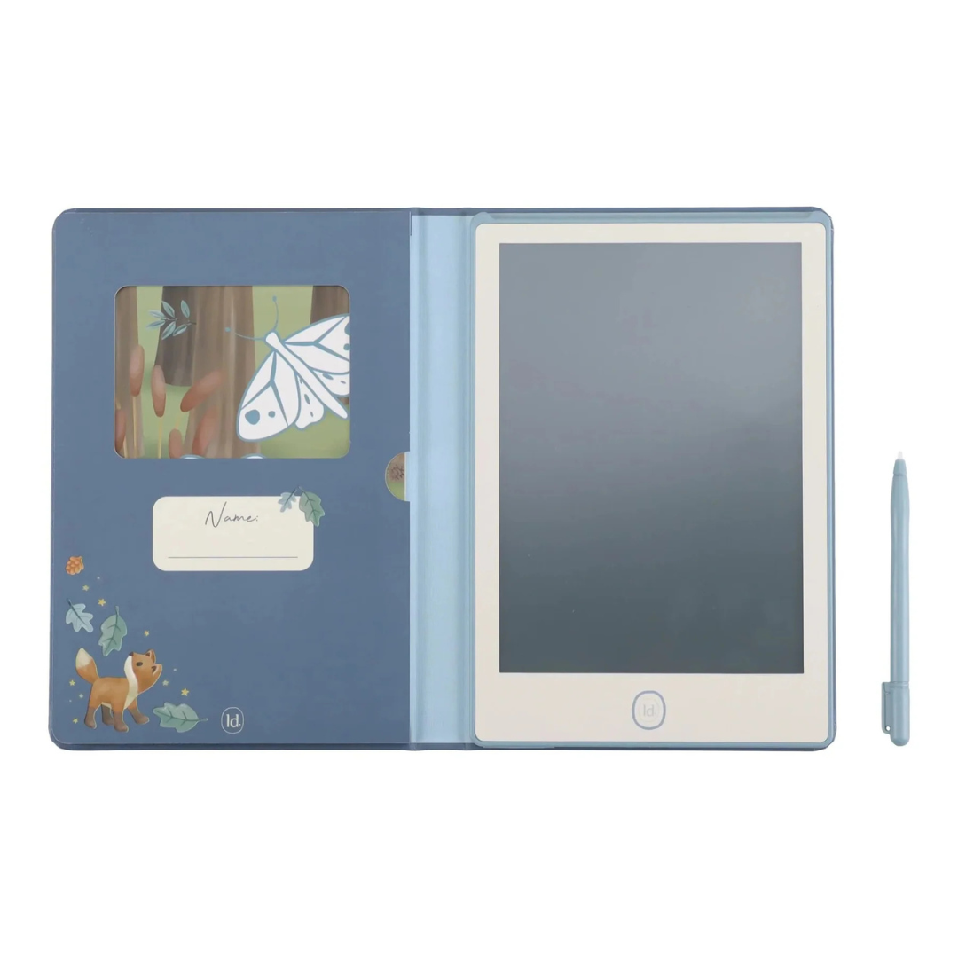 Tablet branco com caneta azul claro na capa azul ilustrada com raposa e folhas