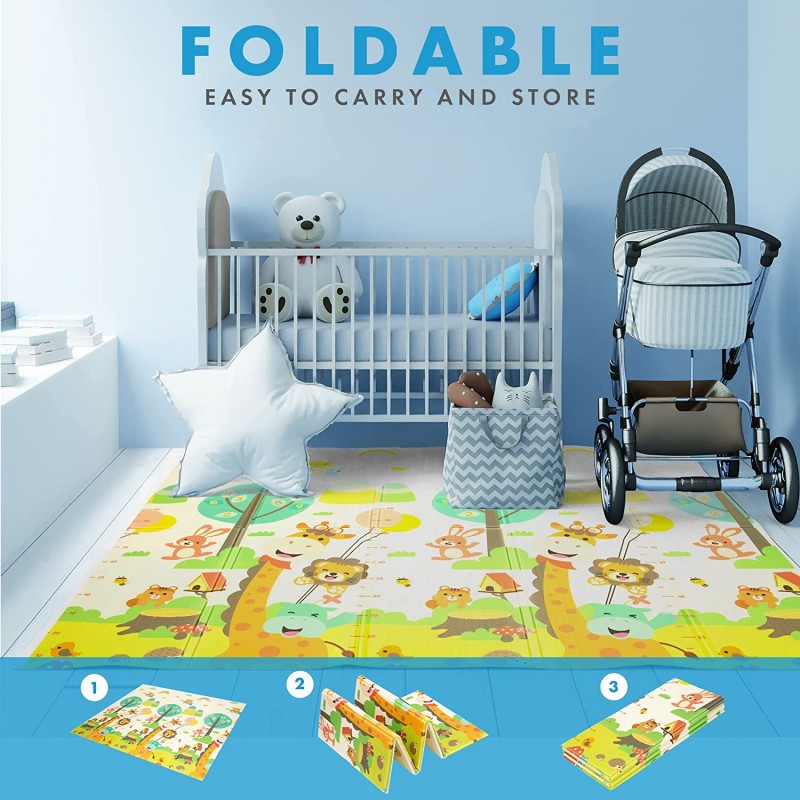 Tapete dobrável colorido com estampado de animais da selva no quarto de bebé azul