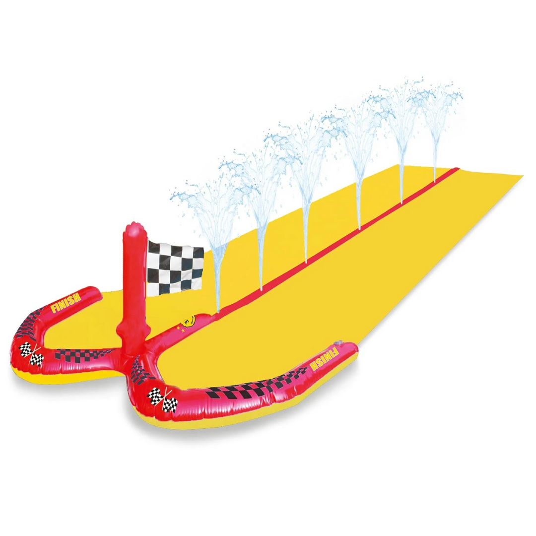 Escorrega insuflável amarelo com jatos de água e bandeira xadrez numa das extremidades