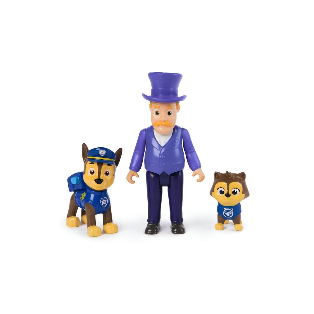 Figuras de brinquedo de plástico com personagem humano de chapéu roxo e dois animais em uniforme azul sobre fundo branco.