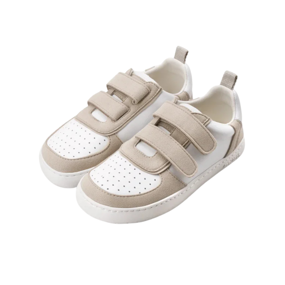 Ténis infantis brancos e bege com fecho de velcro