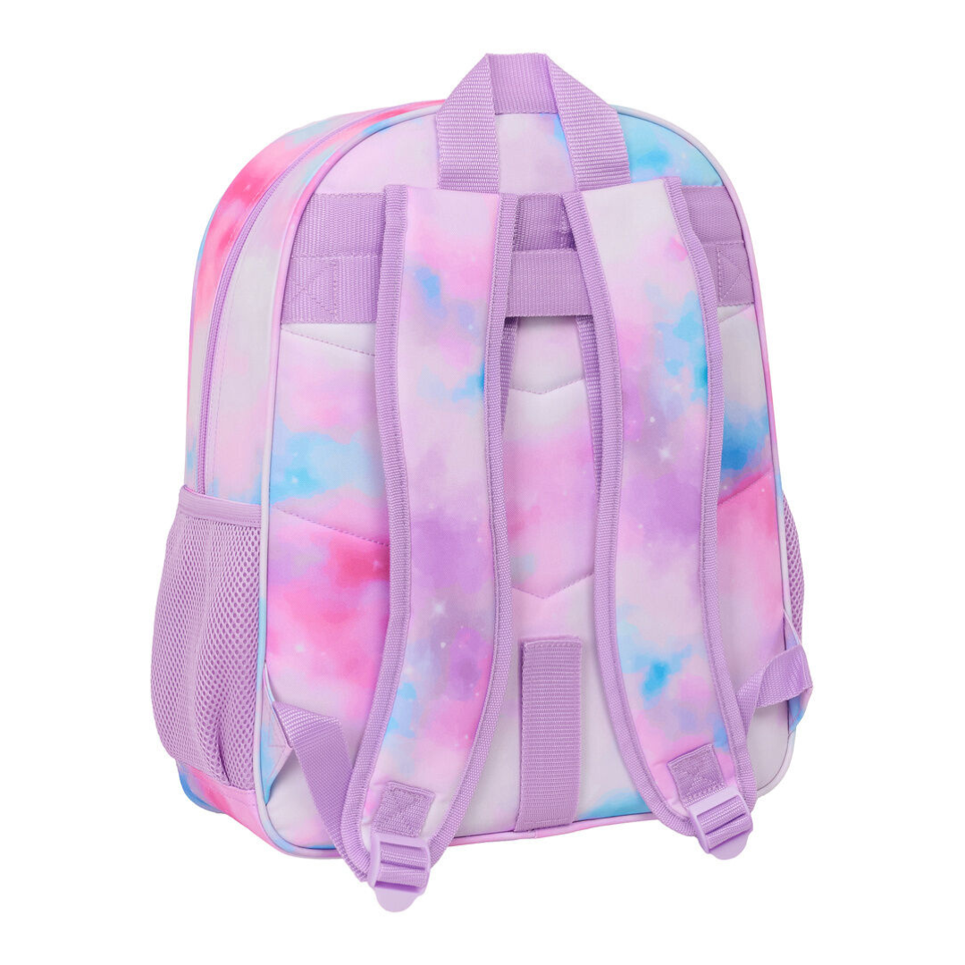 Mochila com padrão colorido em tons de lilás, rosa e azul, vista de trás com alças acolchoadas