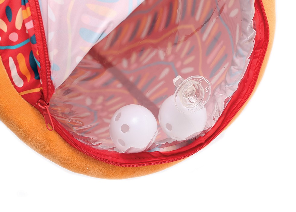 Saco transparente com bolas brancas perfuradas dentro