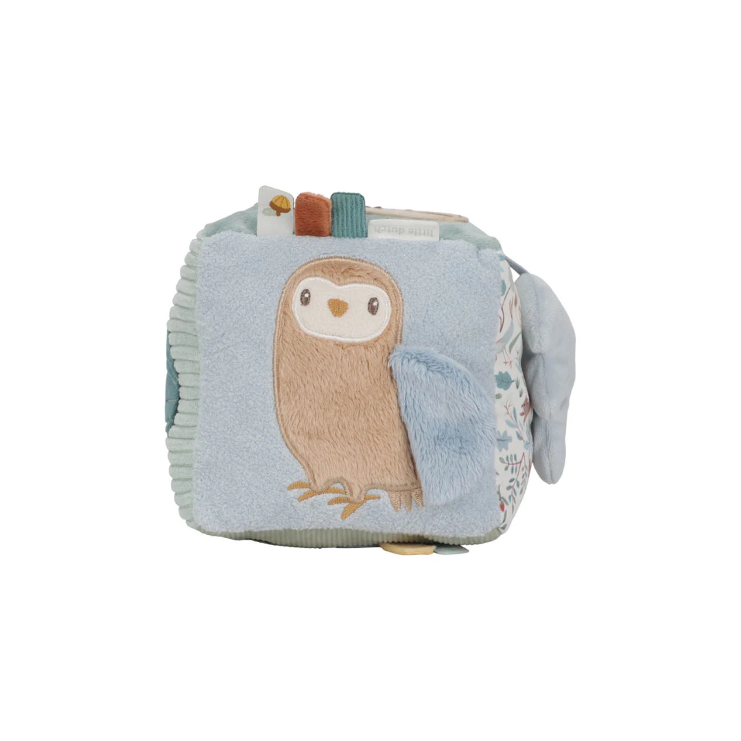 Cubo de tecido macio com coruja bordada e asa azul