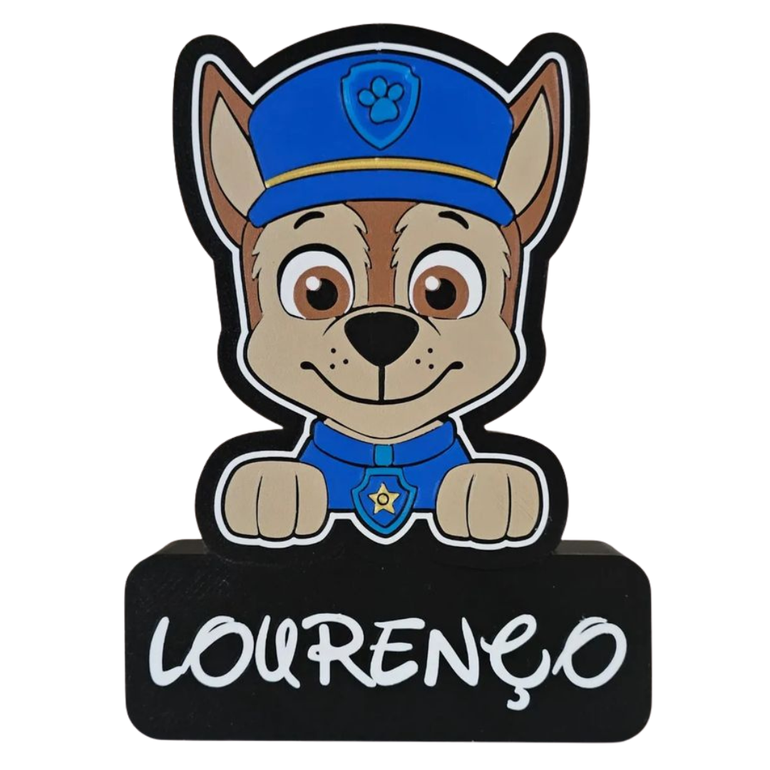 Figura decorativa de cão polícia com base preta e texto LOURENÇO