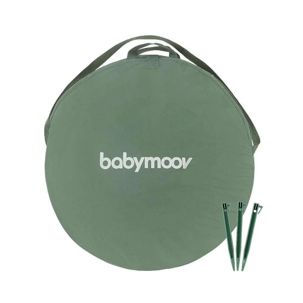 Bolsa redonda verde com texto babymoov e três estacas verdes ao lado