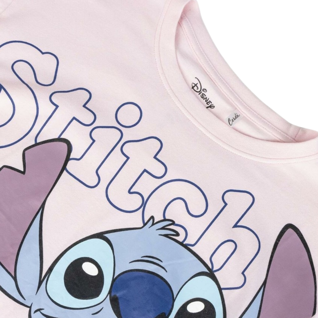 Camisola rosa com estampado do personagem Stitch da Disney e palavra 'Stitch'.