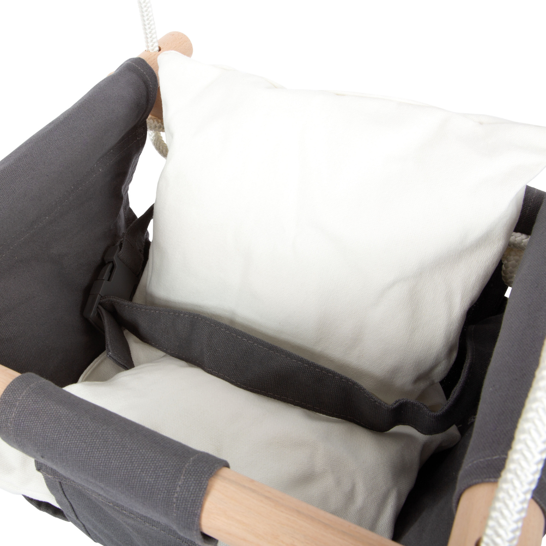 Cadeira suspensa para bebé cinzenta com almofada branca e estrutura de madeira