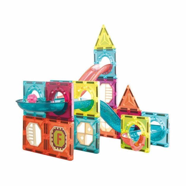Brinquedo modular de construções colorido com rampas e peças em plástico translúcido