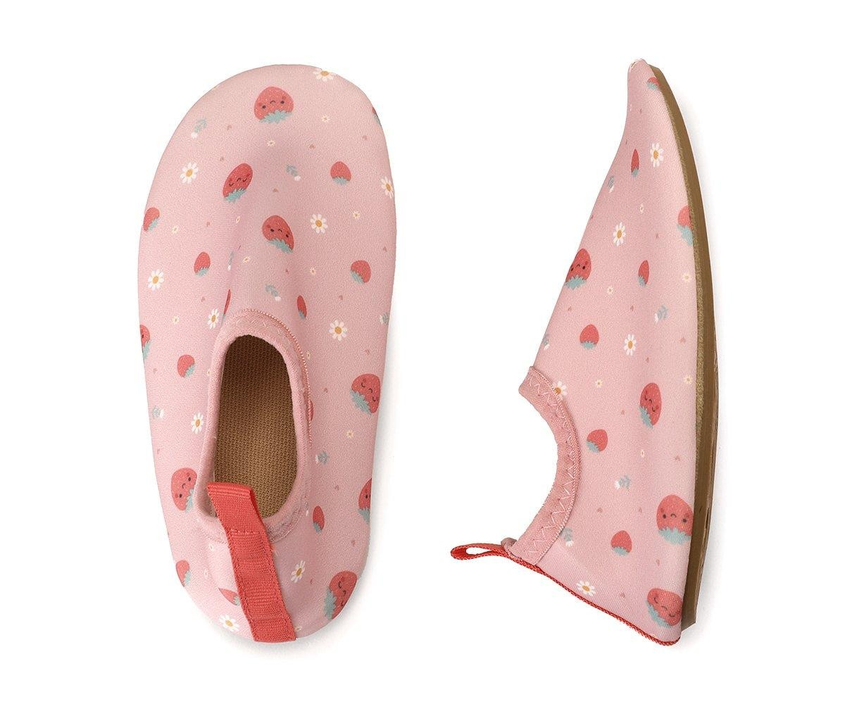 Sapatilhas cor-de-rosa com padrão de morangos e flores.