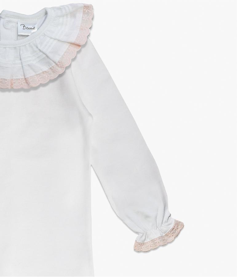 Camisola branca de manga comprida para criança com gola e punhos com renda rosa