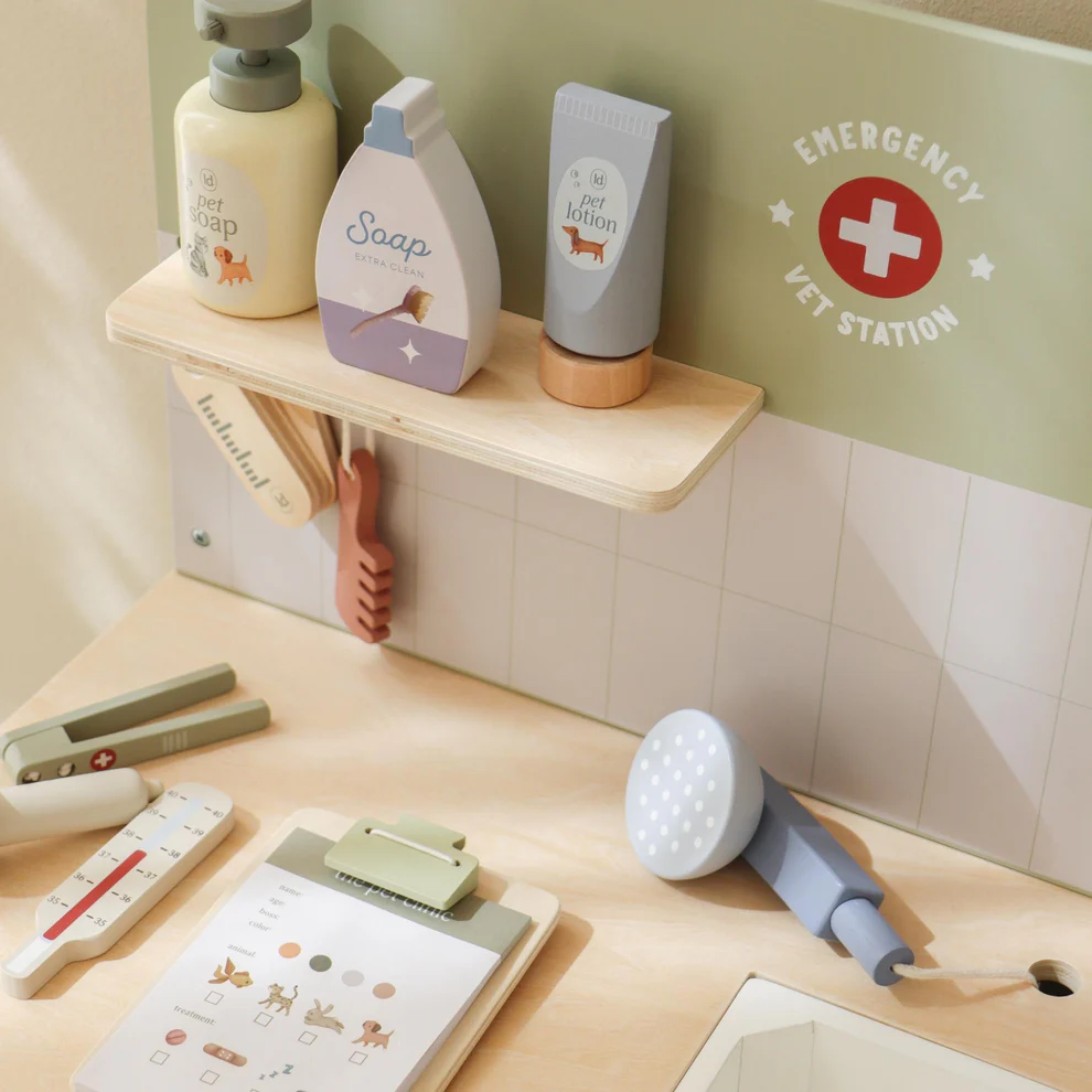 Conjunto de acessórios veterinários em madeira com garrafas, termómetro e pente