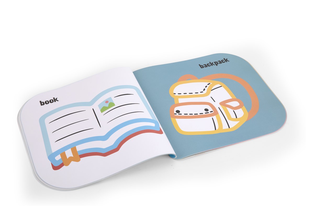 Livro infantil aberto com ilustrações de um livro e uma mochila