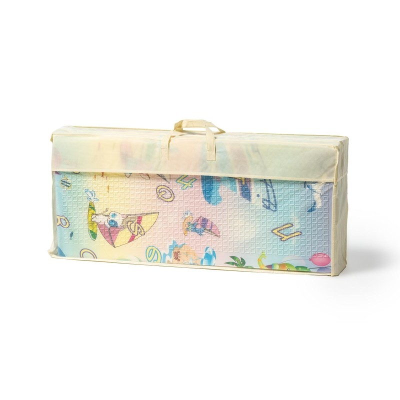 Tapete infantil dobrável colorido com desenhos guardado em capa bege com pega.