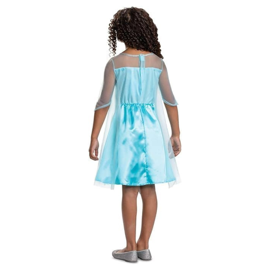 Vestido azul claro de criança com tule transparente e sapatos prateados.