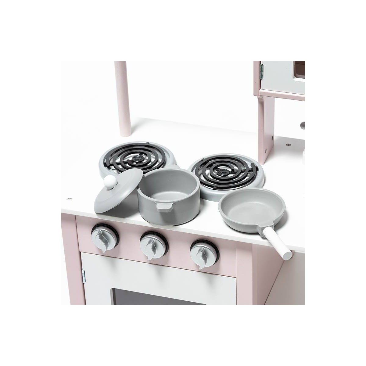 Cozinha de brinquedo com cozinha rosa e branca, tacho e frigideira cinzentos.