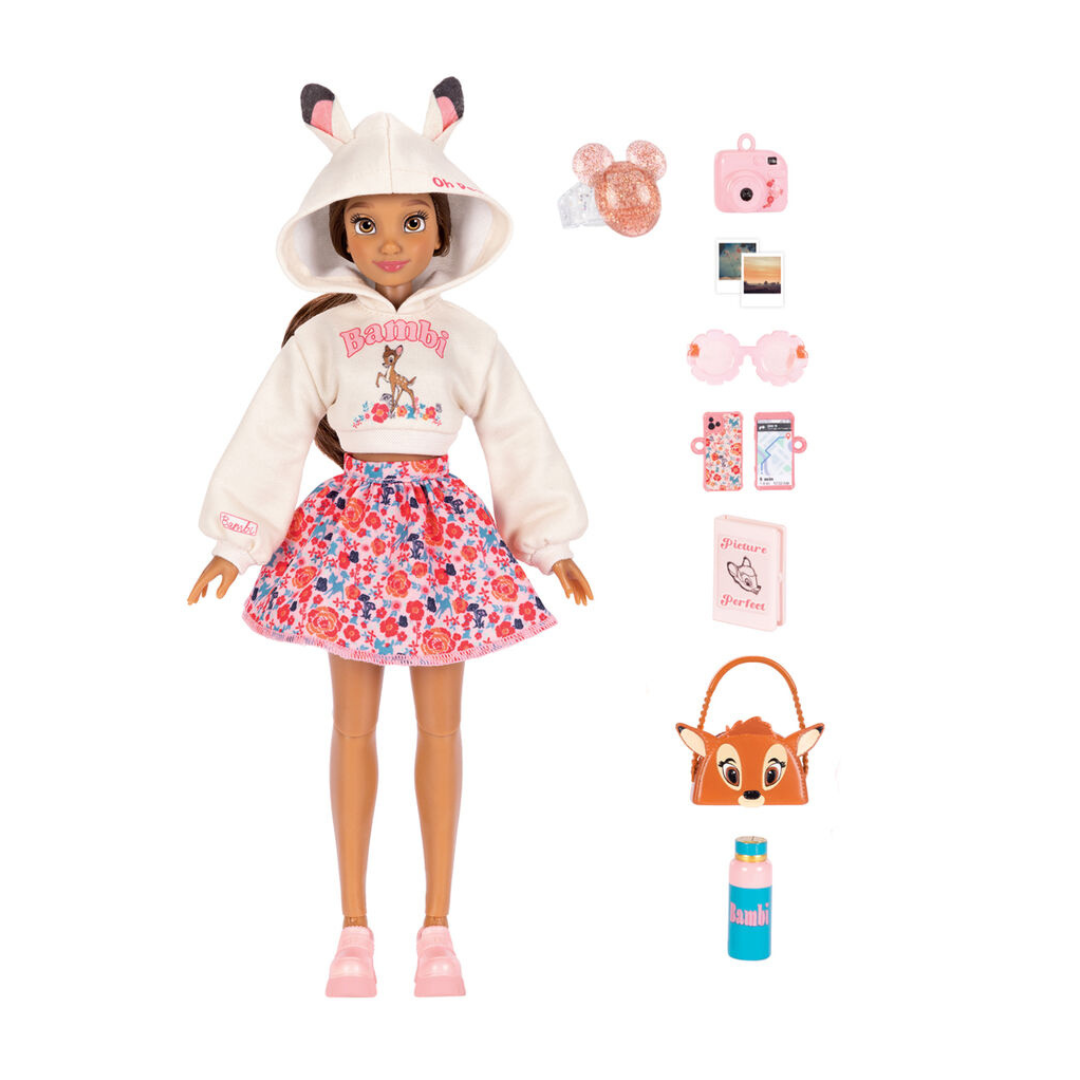 Boneca com roupas de Bambi e vários acessórios em fundo branco.