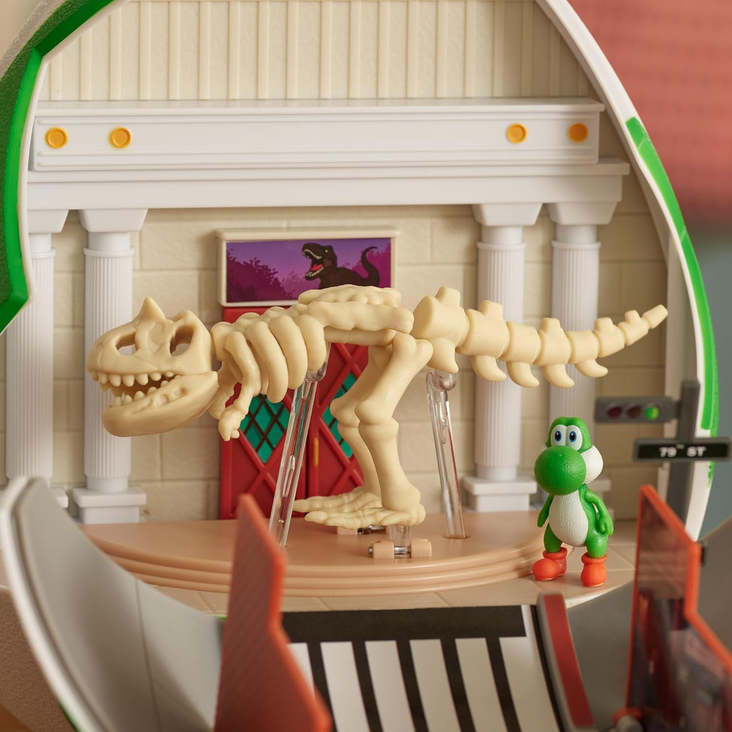 Miniatura esqueleto dinossauro creme com figura Yoshi verde e colunas brancas ao fundo