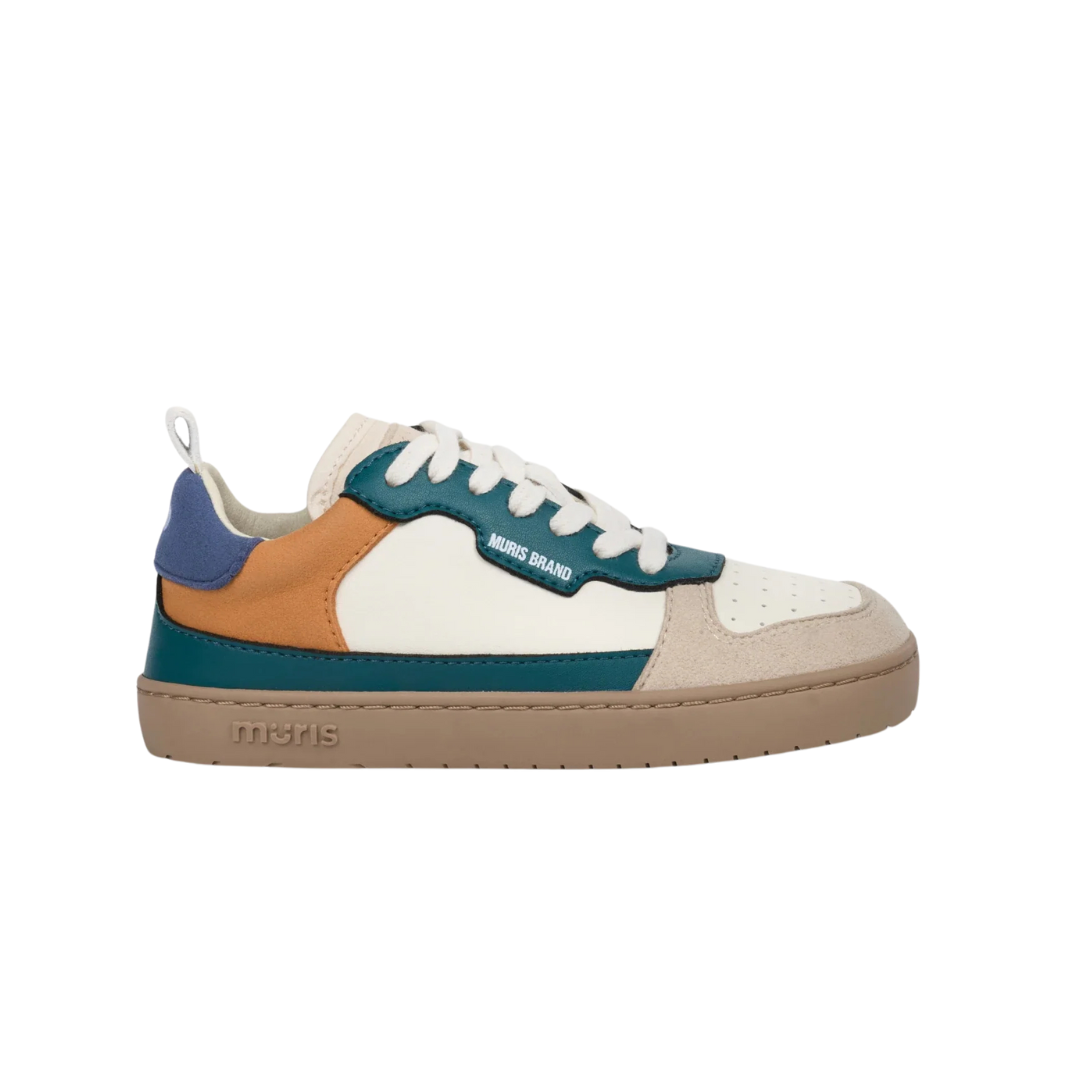 Ténis multicolor com sola castanha clara e texto MURIS BRAND