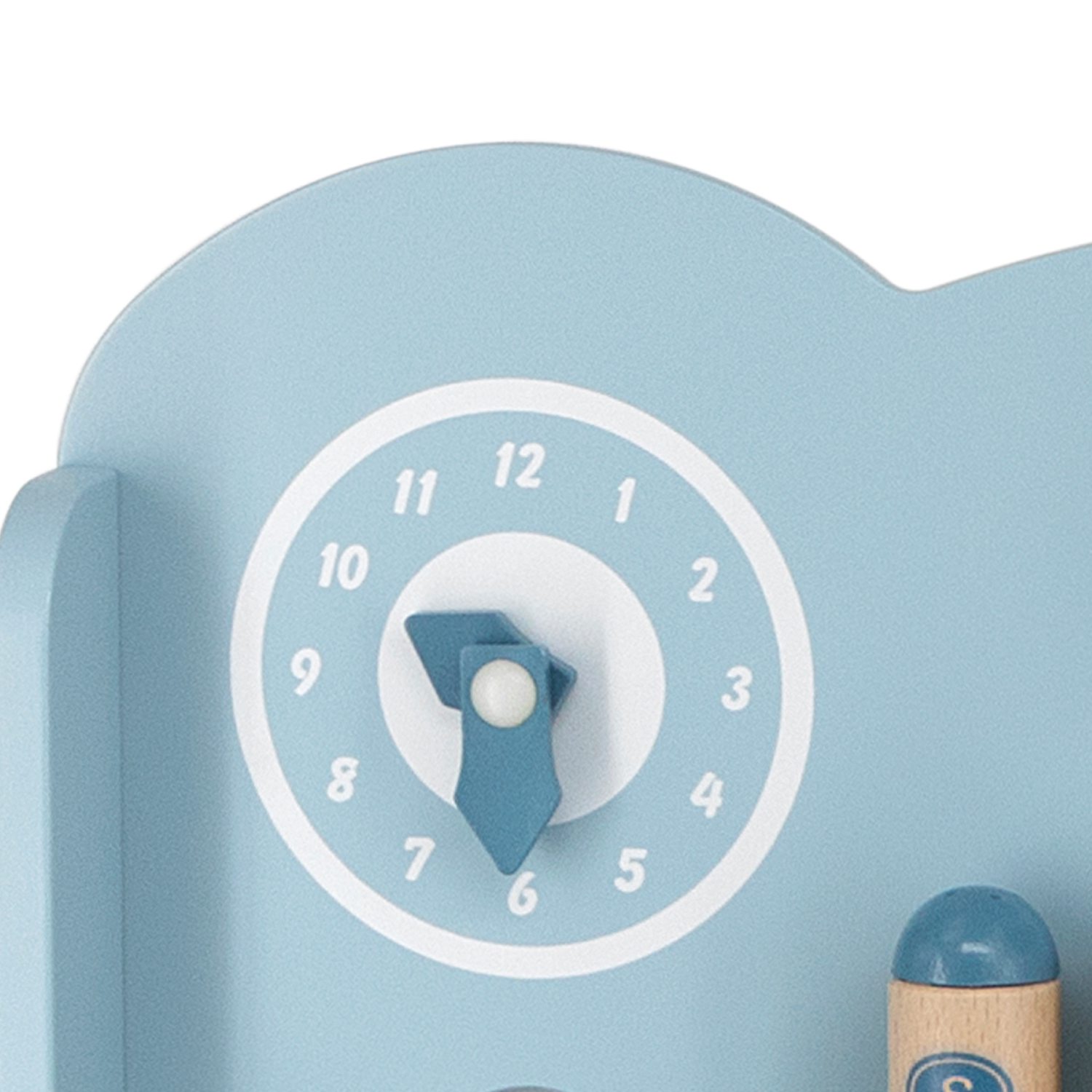 Relógio de madeira azul claro com números brancos e ponteiros azuis