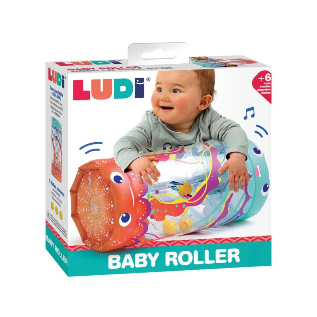 Brinquedo infantil LUDI Baby Roller em embalagem com bebé a brincar.