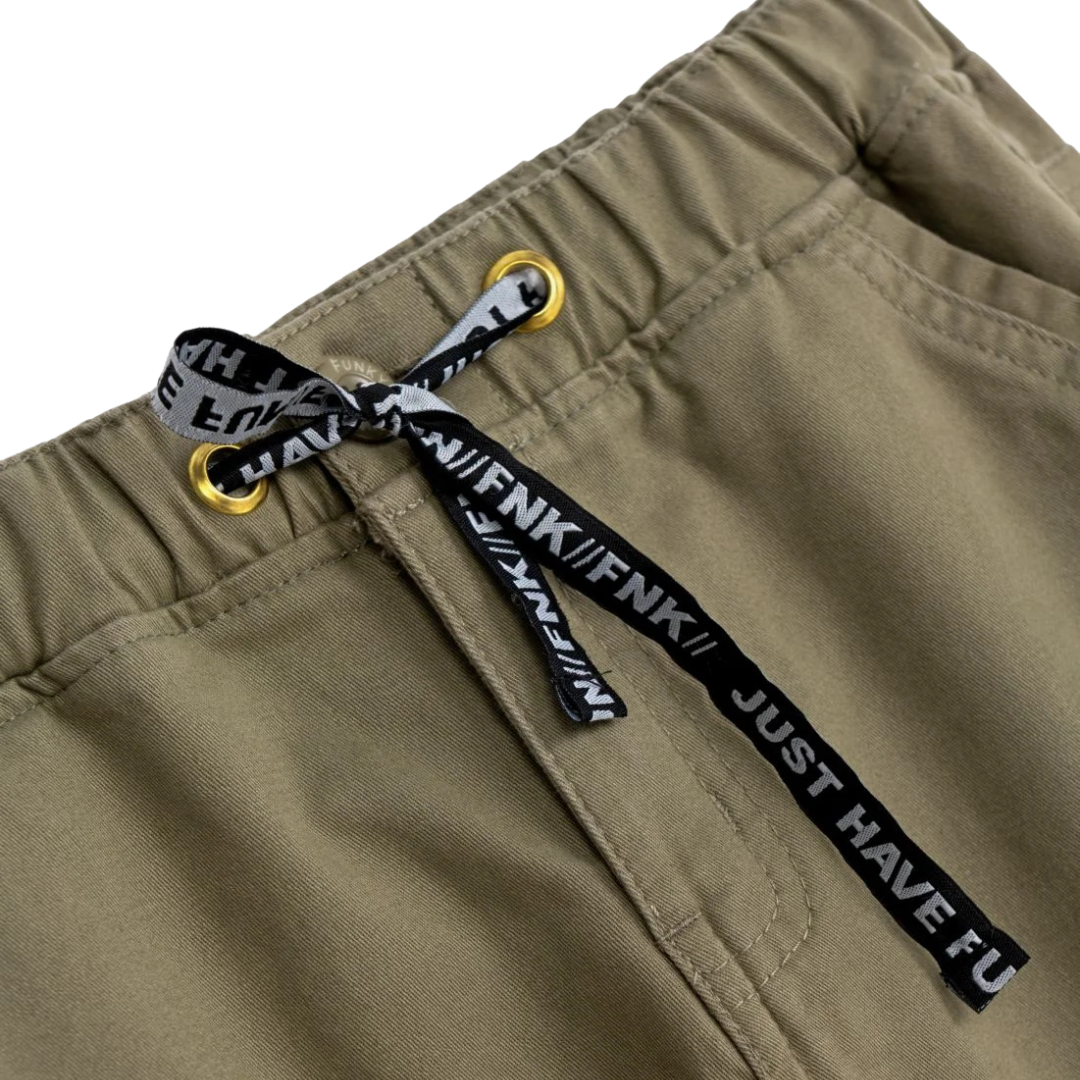 Calças verdes com cintura elástica e cordão de ajuste com letras pretas e brancas