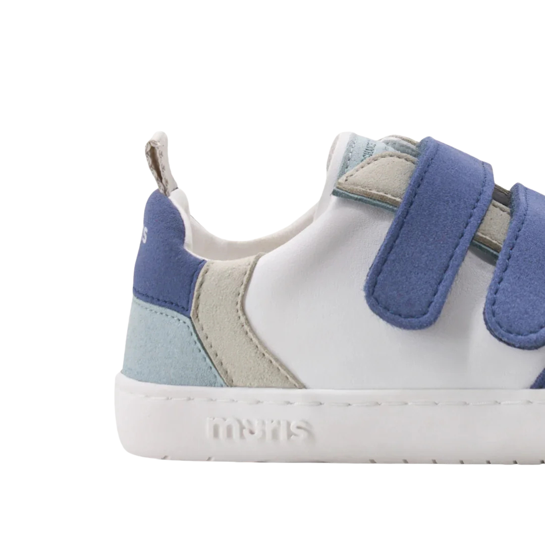 Ténis branco com detalhes azuis e cinzentos com fecho de velcro