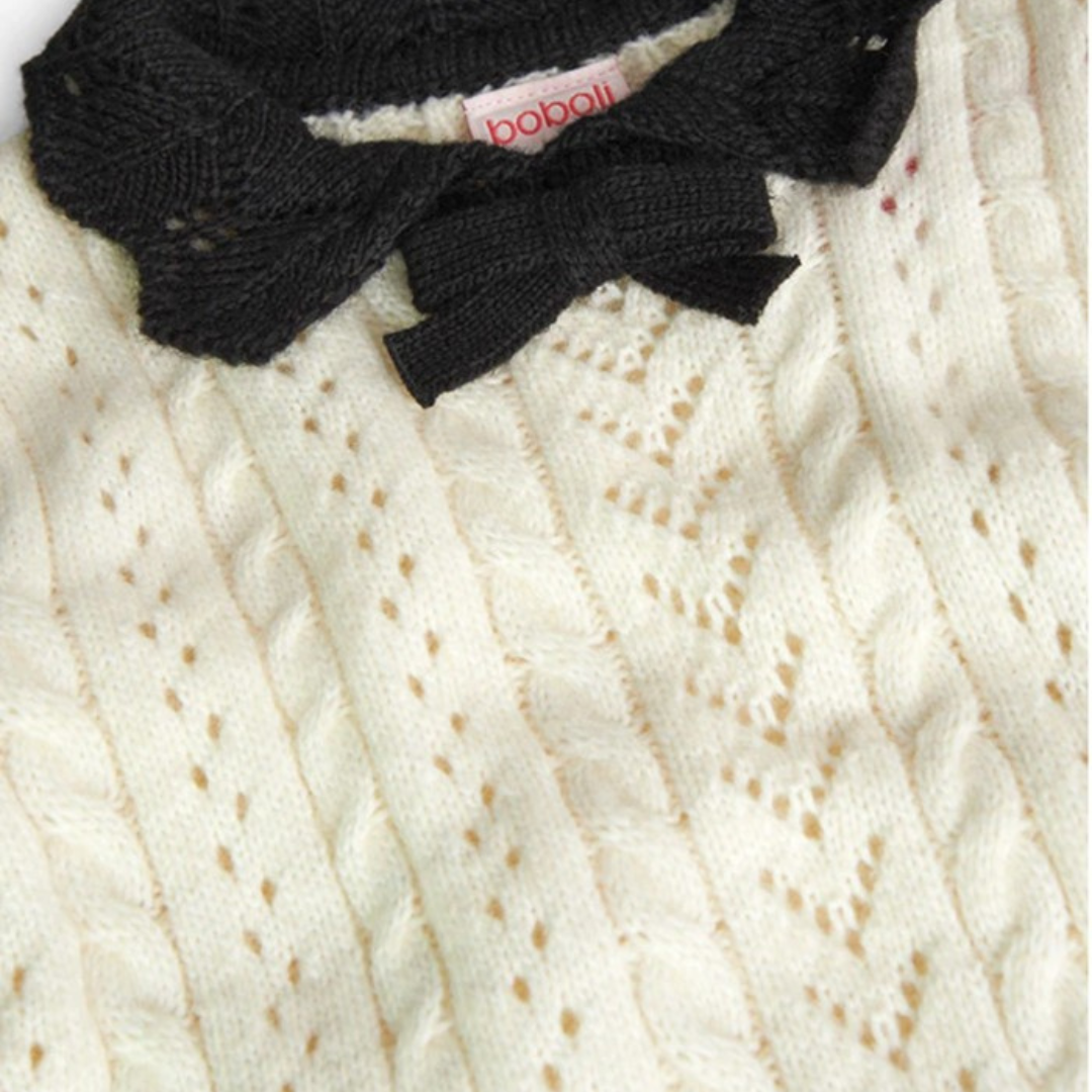Camisola de malha branca com gola preta e laço e etiqueta boboli