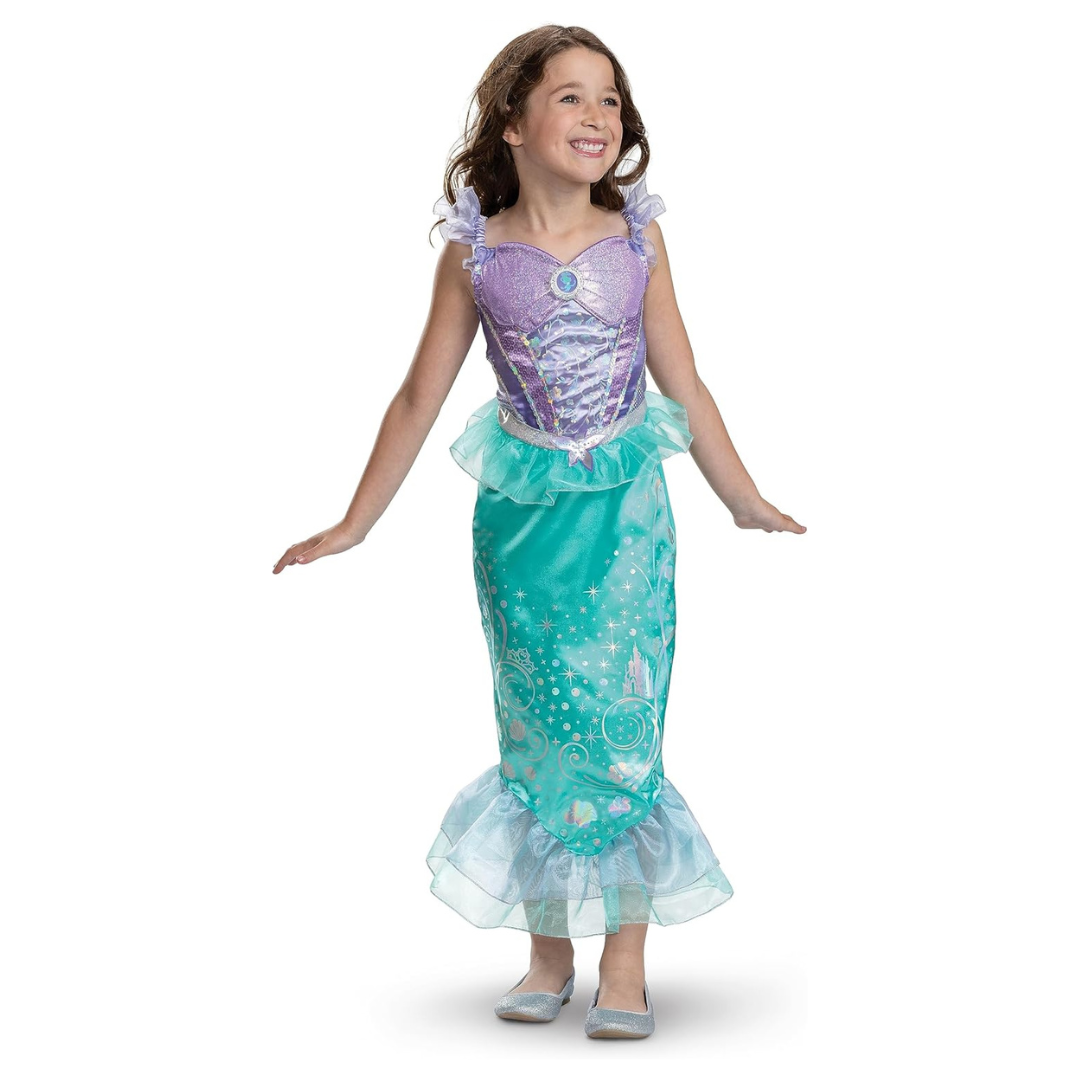 Vestido de princesa lilás e verde-água com brilho e babados, criança sorridente