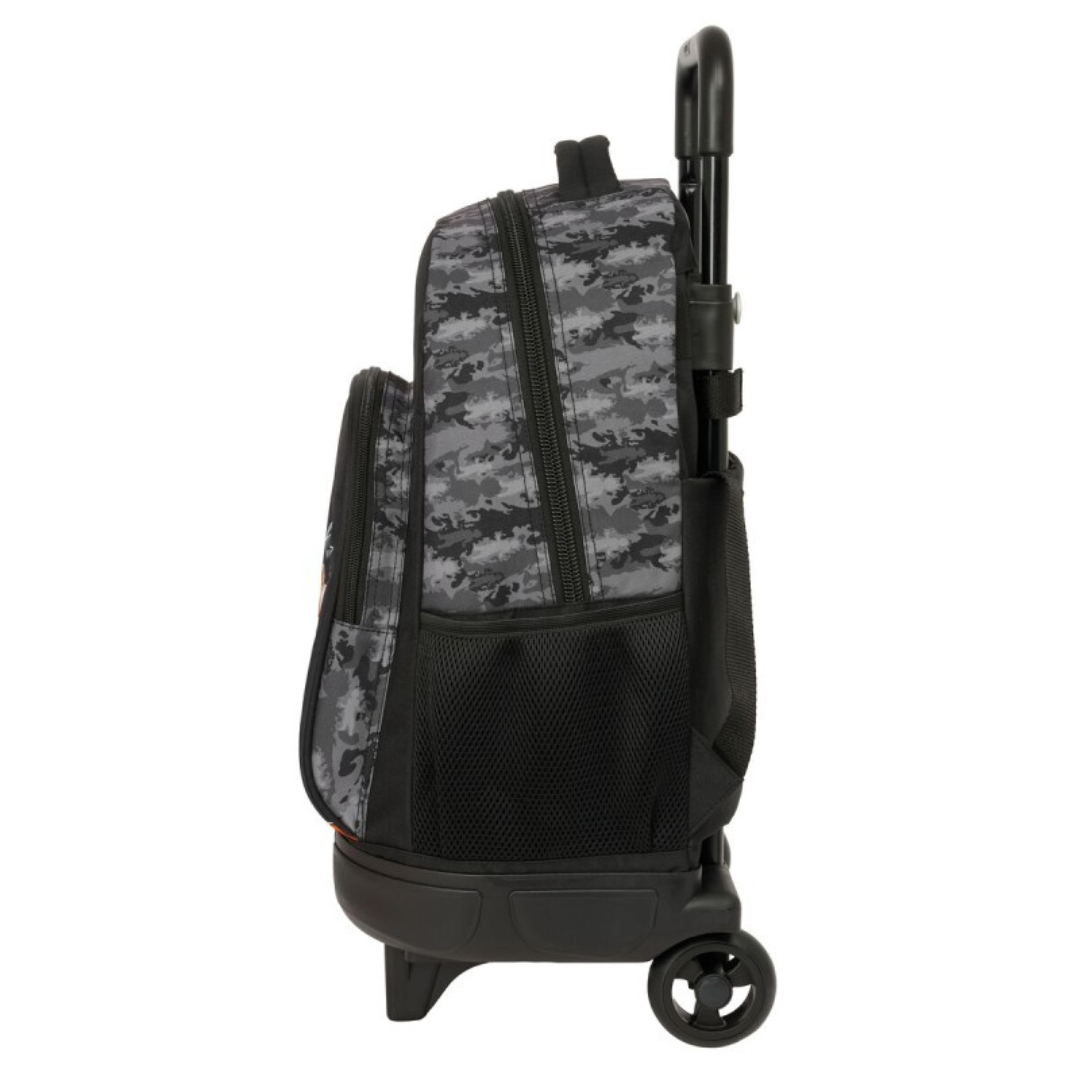 Mochila de rodas cinza e preta com padrão camuflado e bolso lateral em rede preta.