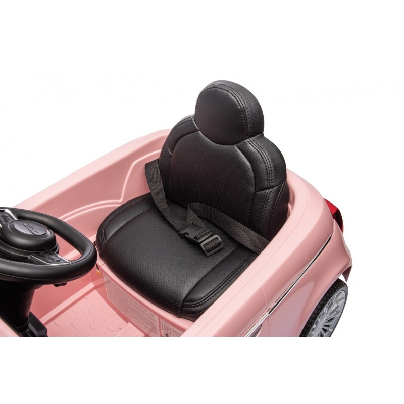 Cadeira preta de pele sintética em carrinho rosa com cinto e volante preto