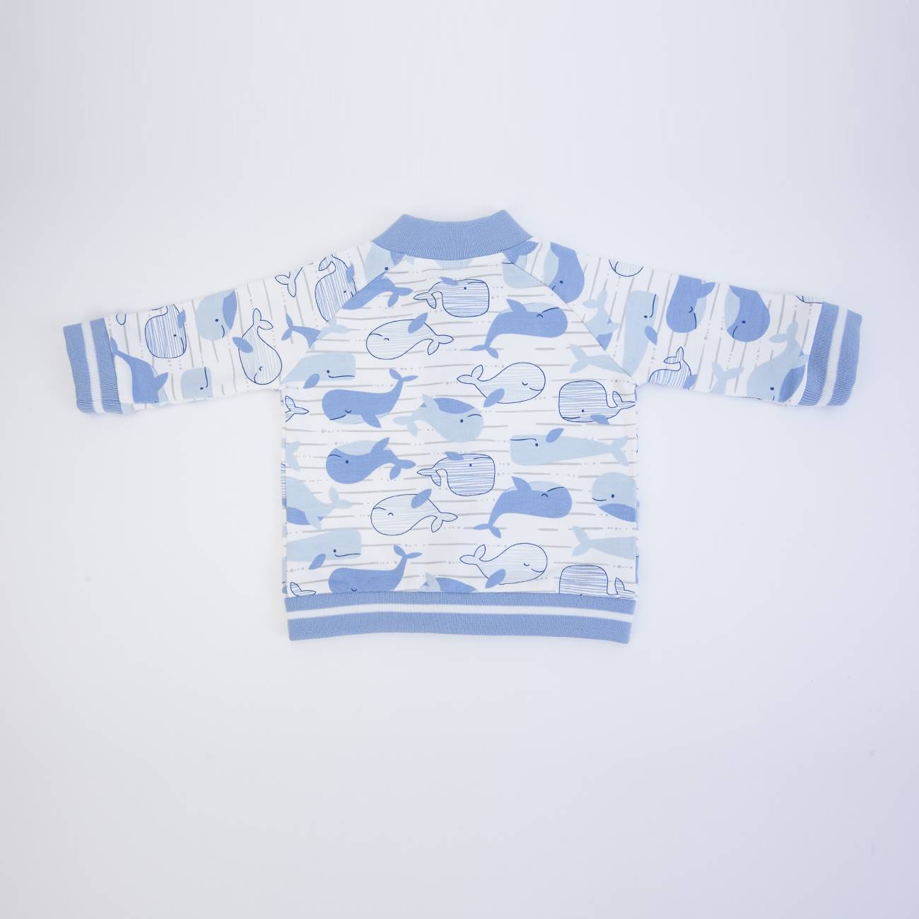Casaco de bebé azul com padrão de baleias e riscas