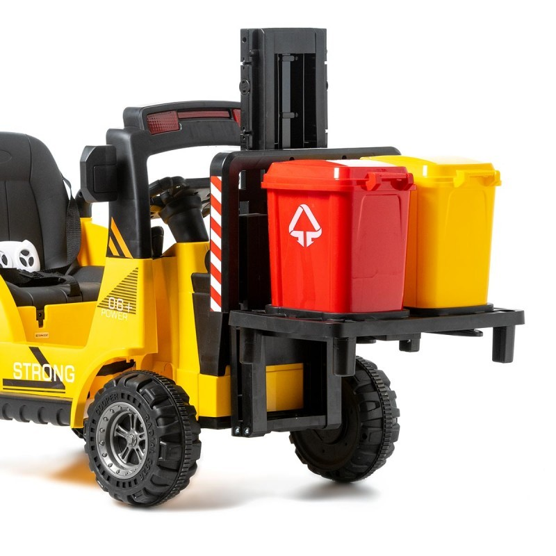 Brinquedo empilhadora amarela com caixas vermelha e amarela na frente