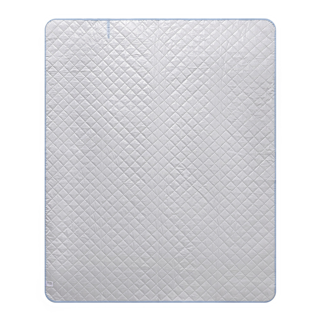 Colchão branco acolchoado com padrão de losangos e borda azul clara